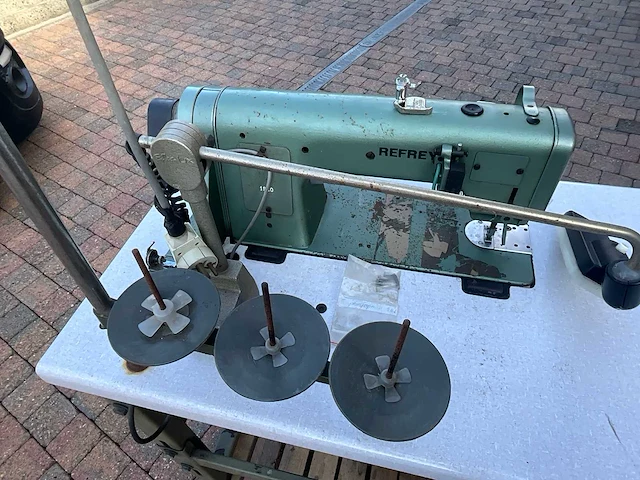 Refrey industriële stiksteekmachine met onderstel en werkblad - afbeelding 8 van  8