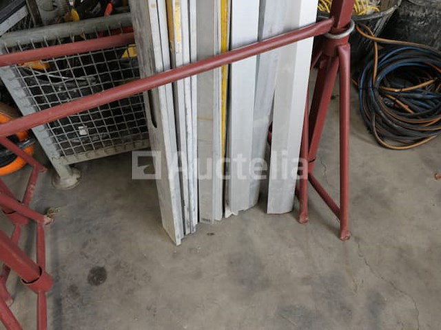 Regels en niveaus, metselaarsbruggen, stanley die vierkant markeert - afbeelding 2 van  7