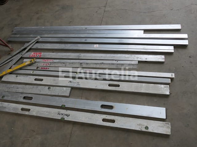 Regels en niveaus, metselaarsbruggen, stanley die vierkant markeert - afbeelding 3 van  7