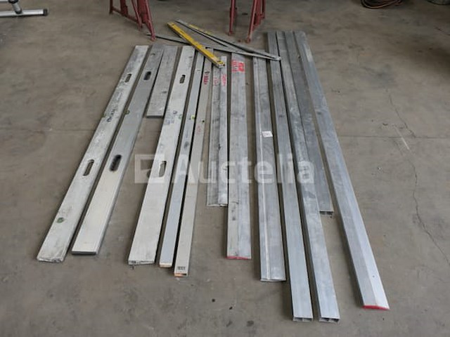 Regels en niveaus, metselaarsbruggen, stanley die vierkant markeert - afbeelding 6 van  7