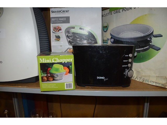 Reiskoffer dunlop, wafelijzer silvercrest, broodrooster domo, raclette grill watshome, luchtbevochtiger boneco, mini chopper - afbeelding 3 van  6