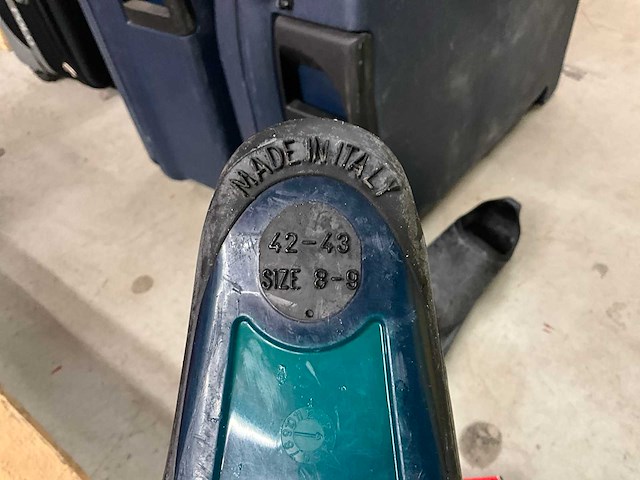 Reiskoffers en zwemvliezen - afbeelding 3 van  11