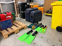 Reiskoffers en zwemvliezen - afbeelding 1 van  11