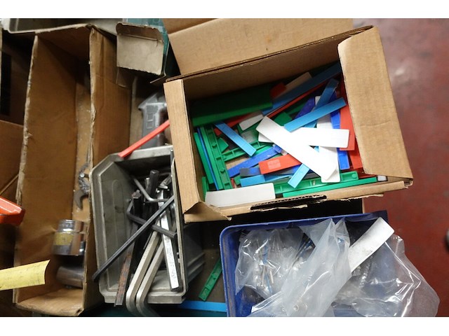 Rek + inhoud - afbeelding 16 van  26