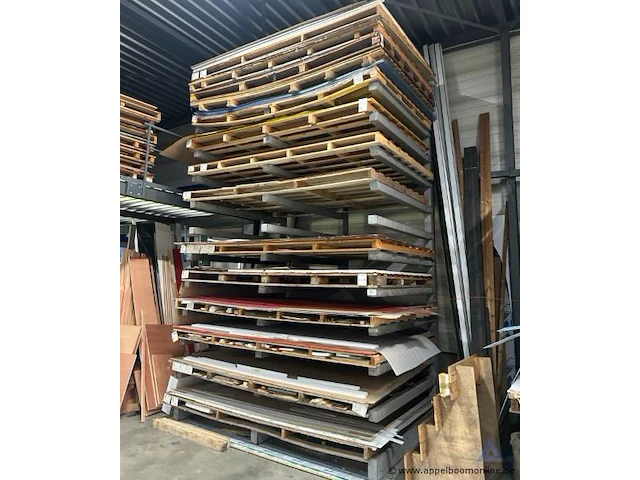 Rek inhoudend diverse plaatmaterialen, waaronder houten panelen en kunststof/plexi platen - afbeelding 1 van  1