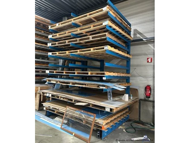 Rek inhoudend diverse plaatmaterialen, waaronder houten panelen en kunststof/plexi platen - afbeelding 1 van  1