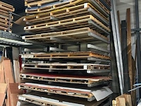 Rek inhoudend diverse plaatmaterialen, waaronder houten panelen en kunststof/plexi platen