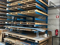 Rek inhoudend diverse plaatmaterialen, waaronder houten panelen en kunststof/plexi platen