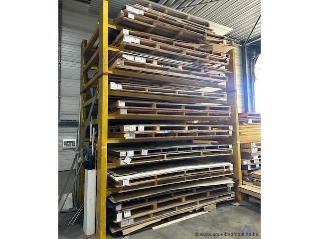 Rek inhoudend diverse plexiglas platen wo. thyssen krupp plastics, type plexi wh73. - afbeelding 1 van  3