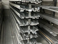 Rek inhoudende aluminium profielen