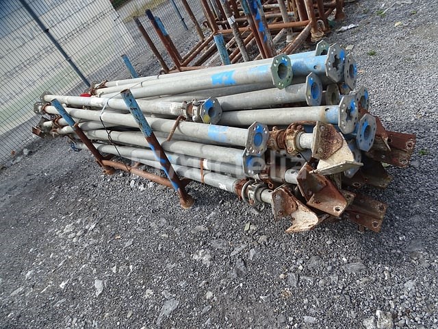 Rek met +/- 15 propellers en +/- 15 stutten - afbeelding 1 van  6