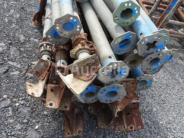 Rek met +/- 15 propellers en +/- 15 stutten - afbeelding 2 van  6