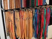 Rek met ±295 hals- en leibanden voor honden - afbeelding 1 van  1