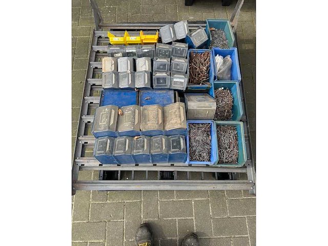Rek met bakjes schroeven, moeren, enz... - construction and fastening material - afbeelding 1 van  1