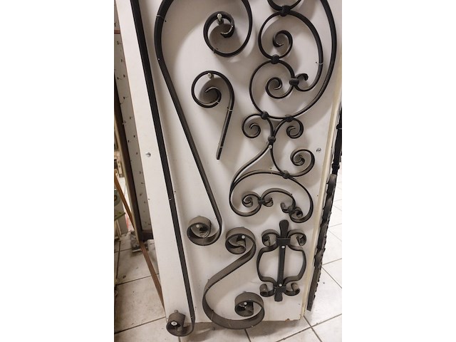 Rek met divers smeedwerk - afbeelding 2 van  10