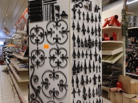 Rek met divers smeedwerk - afbeelding 1 van  10