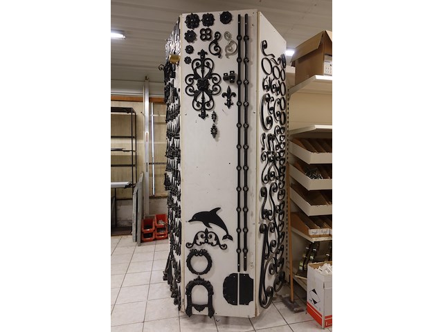 Rek met divers smeedwerk - afbeelding 3 van  10