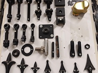 Rek met divers smeedwerk - afbeelding 4 van  10