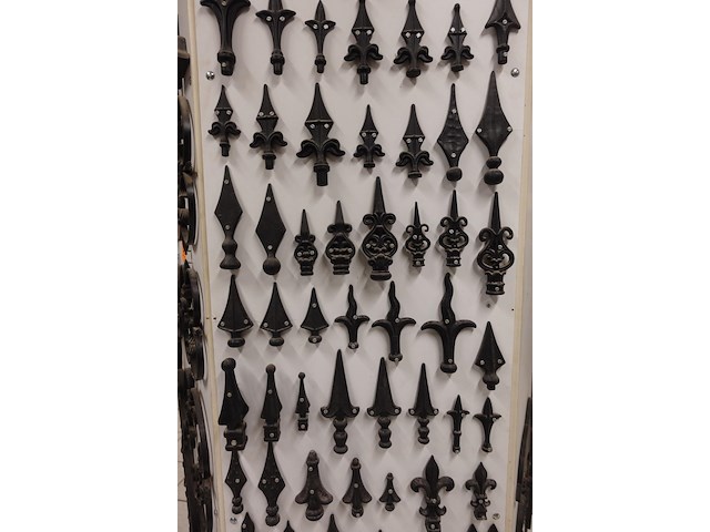 Rek met divers smeedwerk - afbeelding 5 van  10