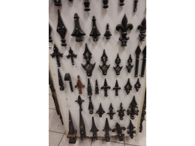 Rek met divers smeedwerk - afbeelding 6 van  10