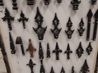 Rek met divers smeedwerk - afbeelding 6 van  10