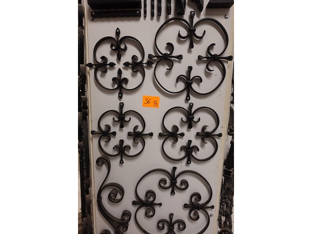 Rek met divers smeedwerk - afbeelding 8 van  10