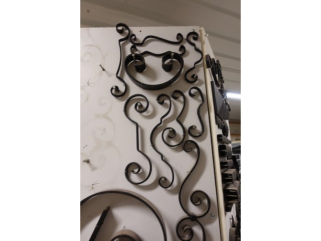 Rek met divers smeedwerk - afbeelding 9 van  10