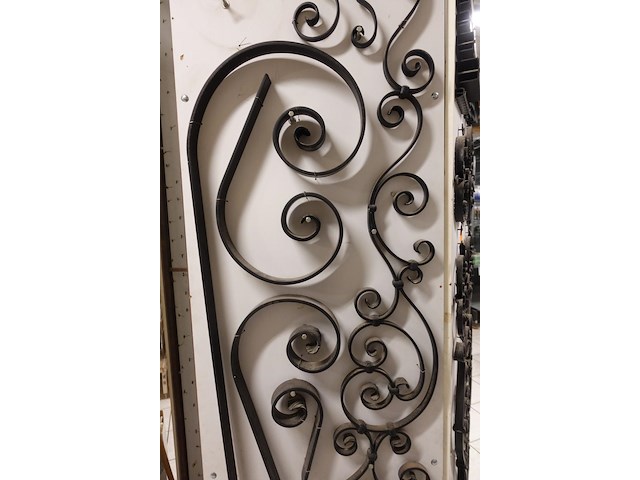 Rek met divers smeedwerk - afbeelding 10 van  10