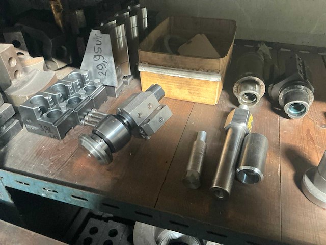Rek met grote partij tools - afbeelding 2 van  19