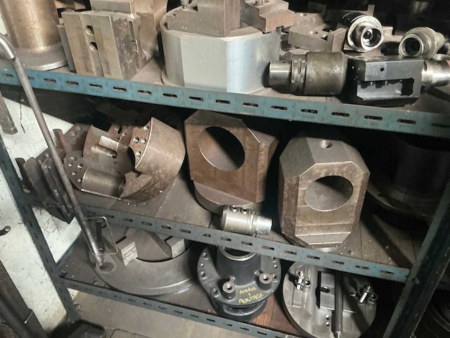 Rek met grote partij tools - afbeelding 8 van  19