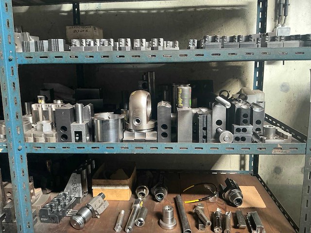 Rek met grote partij tools - afbeelding 15 van  19