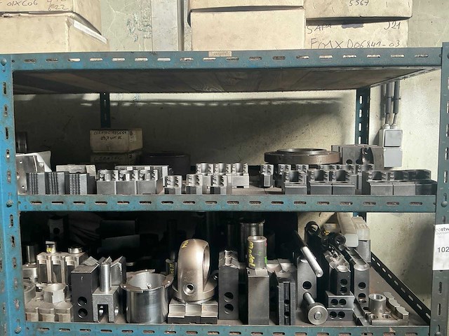Rek met grote partij tools - afbeelding 16 van  19