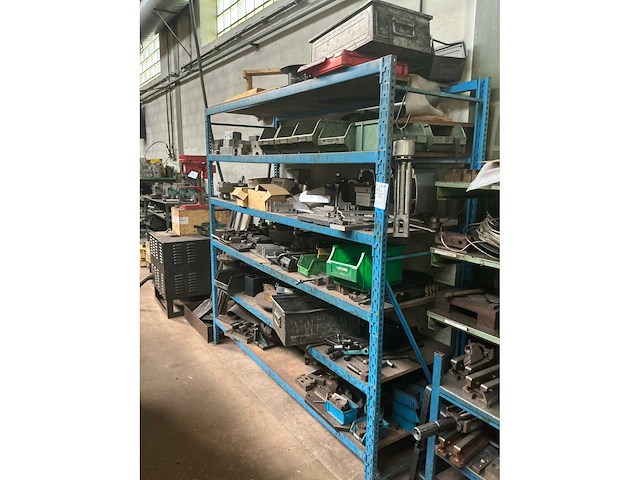 Rek met grote partij tools - afbeelding 1 van  12