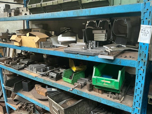 Rek met grote partij tools - afbeelding 6 van  12