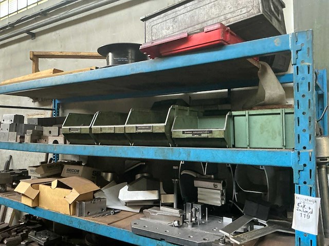 Rek met grote partij tools - afbeelding 7 van  12