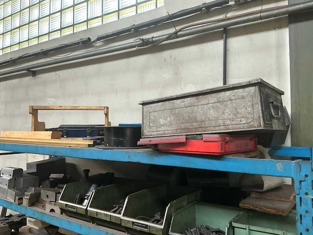 Rek met grote partij tools - afbeelding 8 van  12