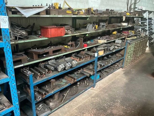 Rek met grote partij tools - afbeelding 1 van  9