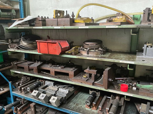 Rek met grote partij tools - afbeelding 5 van  9