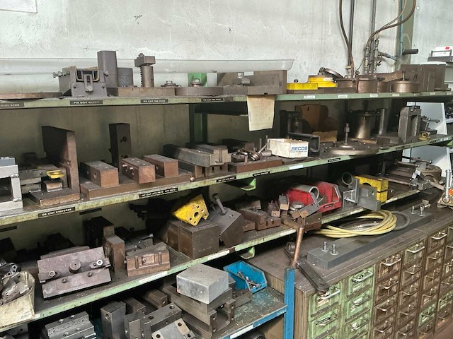 Rek met grote partij tools - afbeelding 7 van  9