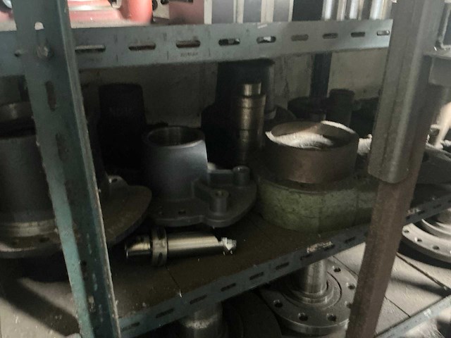 Rek met grote partij tools - afbeelding 6 van  26