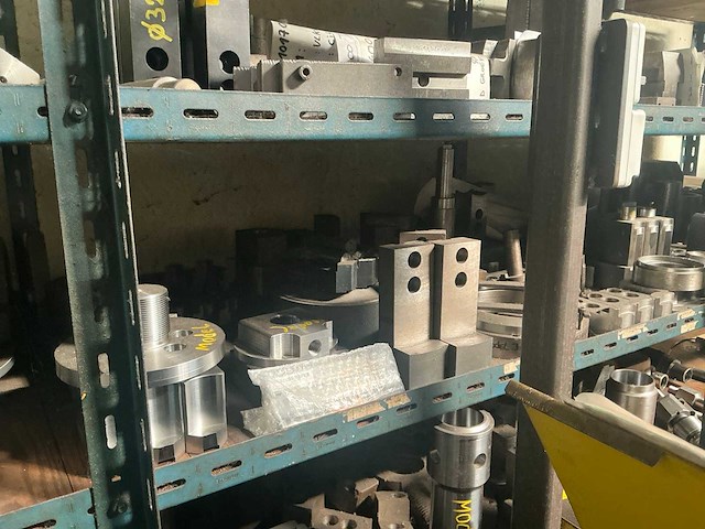 Rek met grote partij tools - afbeelding 8 van  26