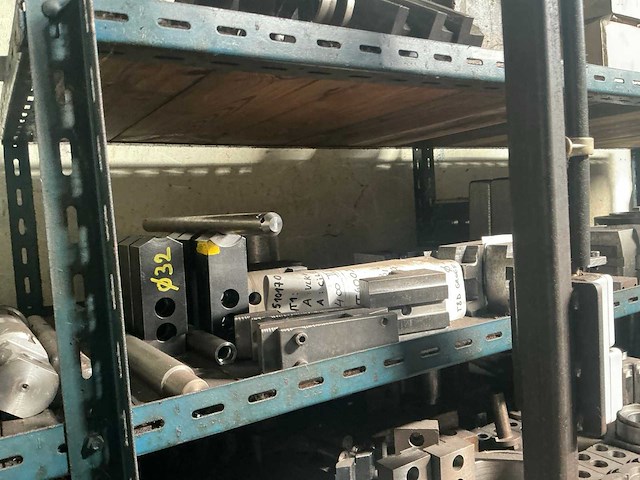 Rek met grote partij tools - afbeelding 9 van  26