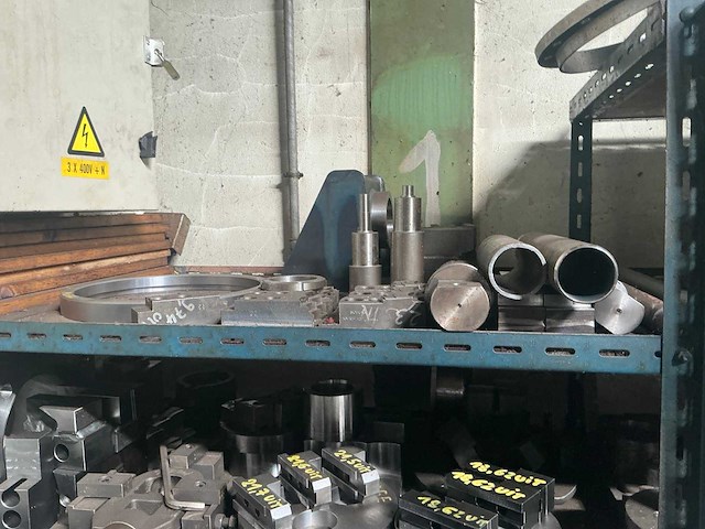 Rek met grote partij tools - afbeelding 11 van  26