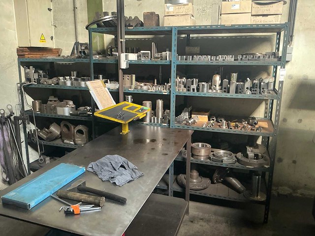 Rek met grote partij tools - afbeelding 1 van  26