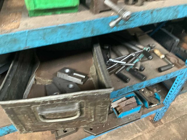 Rek met grote partij tools - afbeelding 2 van  4