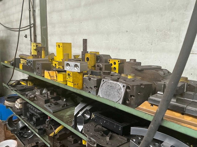 Rek met grote party tools - afbeelding 2 van  15