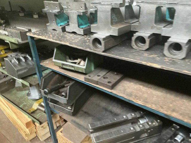 Rek met grote party tools - afbeelding 11 van  15
