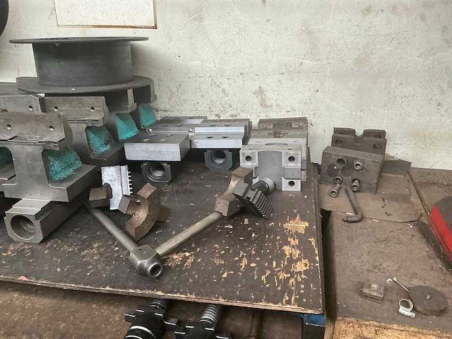 Rek met grote party tools - afbeelding 12 van  15