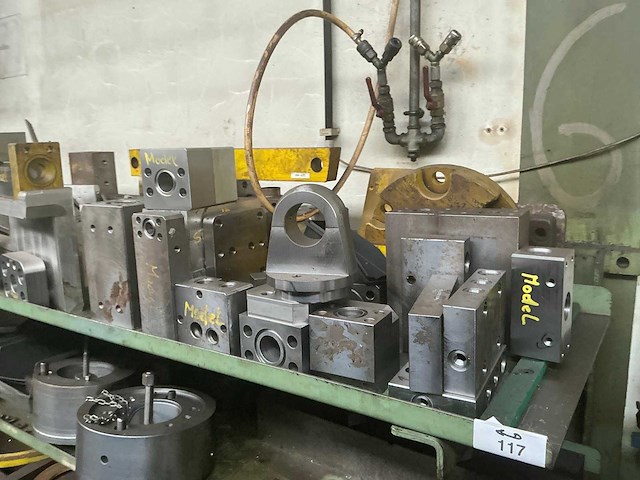 Rek met grote party tools - afbeelding 13 van  15