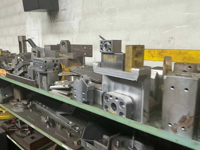 Rek met grote party tools - afbeelding 14 van  15
